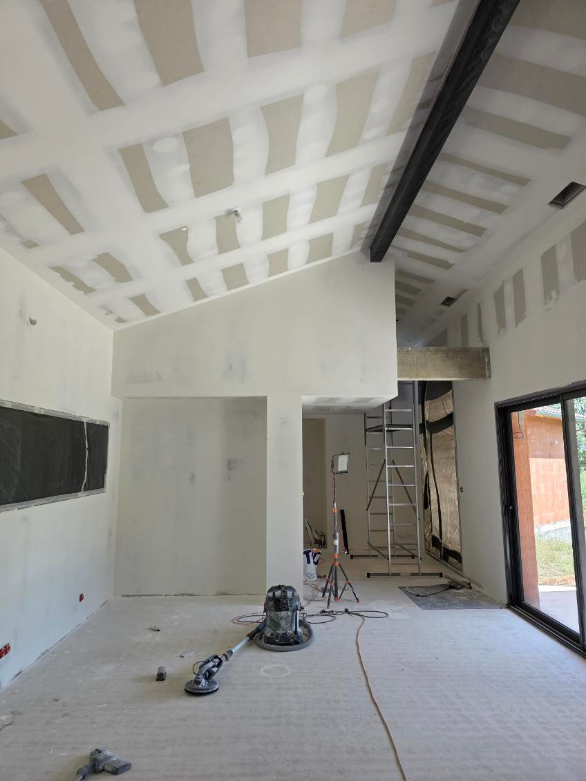 Préparation des plafonds et surfaces — photo de chantier