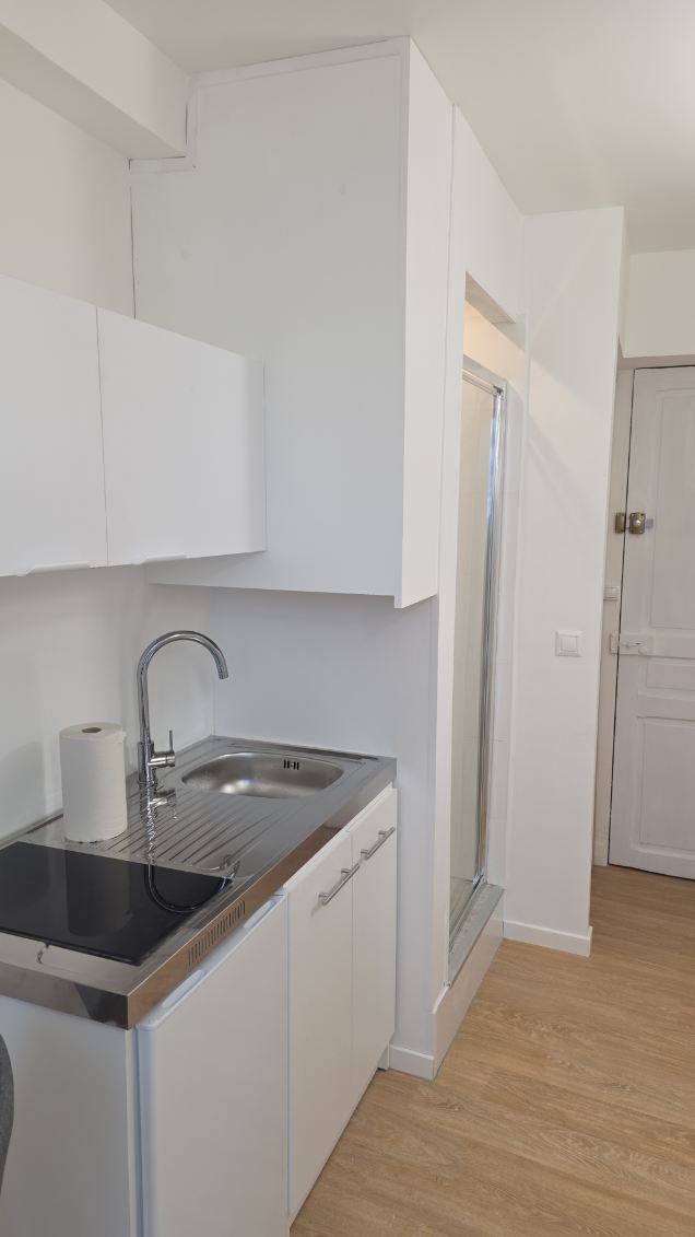 Cuisine compacte et rangements — photo de chantier