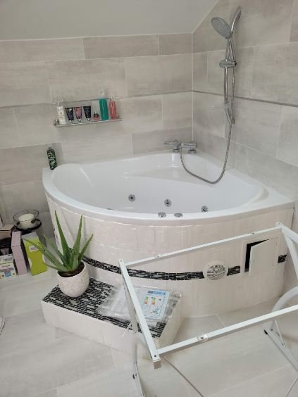 Salle de bain avec baignoire balnéo — photo de chantier