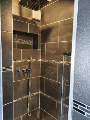 Douche carrelée et robinetterie — photo de chantier