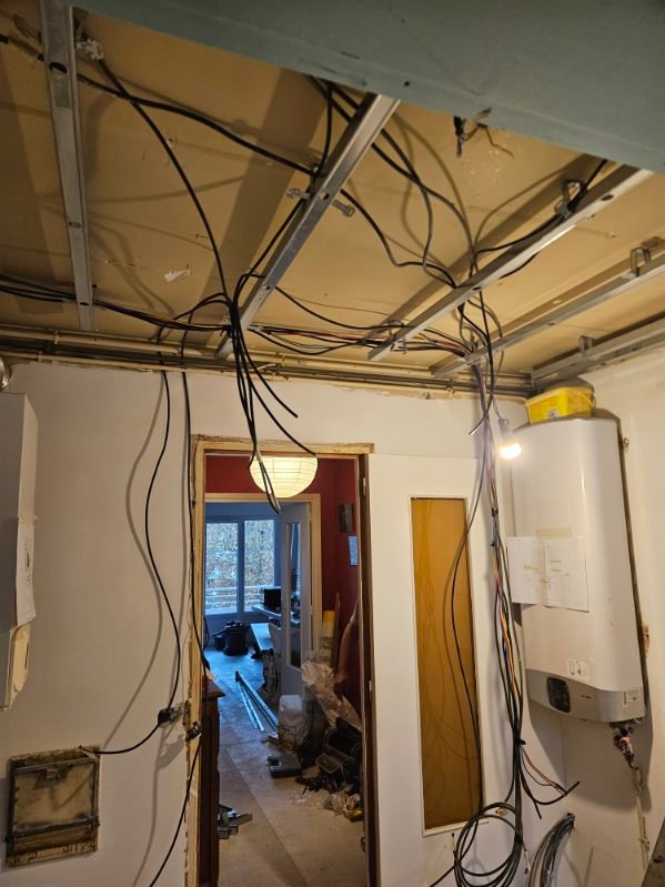 Passage des réseaux électriques — photo de chantier