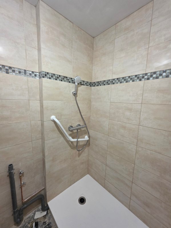Douche rénovée – finition carrelage — photo de chantier