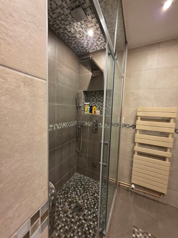 Douche carrelée avec niche murale, mosaïque, paroi vitrée et robinetterie