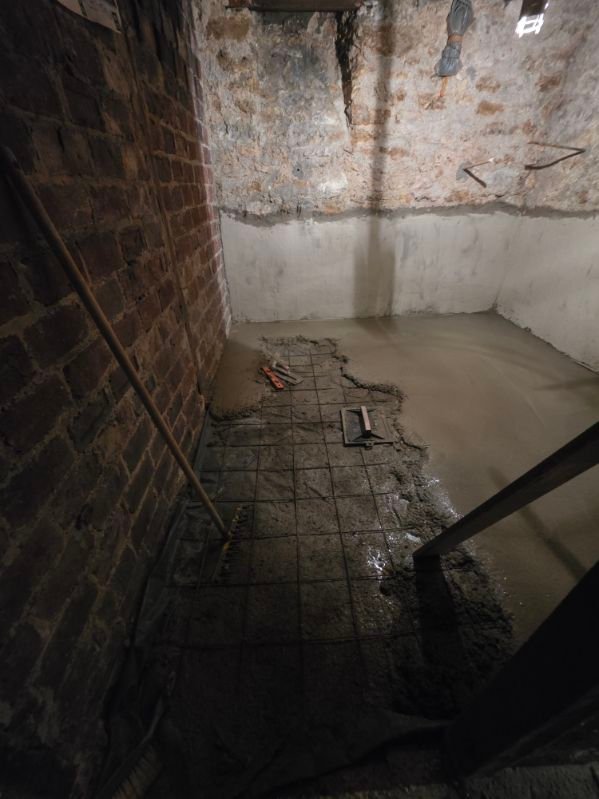 Préparation et reprise du sol pendant un chantier de rénovation intérieure